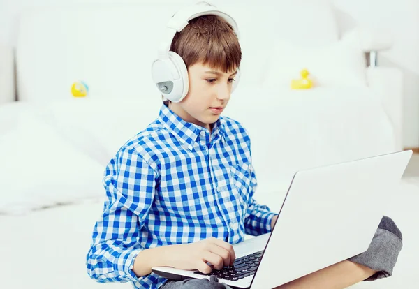 Kid enjoying leisure time — Stock Photo, Image