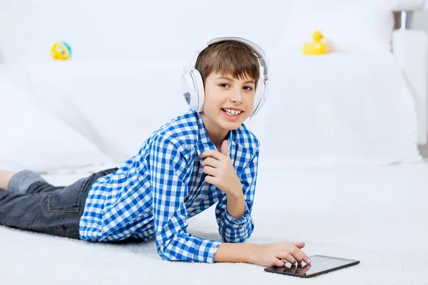 Kid enjoying leisure time — Stock Photo, Image