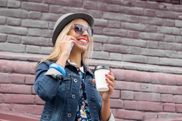 Mujer joven caminando por la calle — Foto de Stock