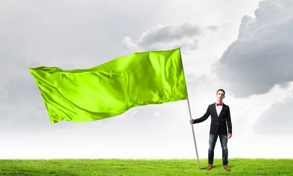 Парень с зелёным флагом — стоковое фото