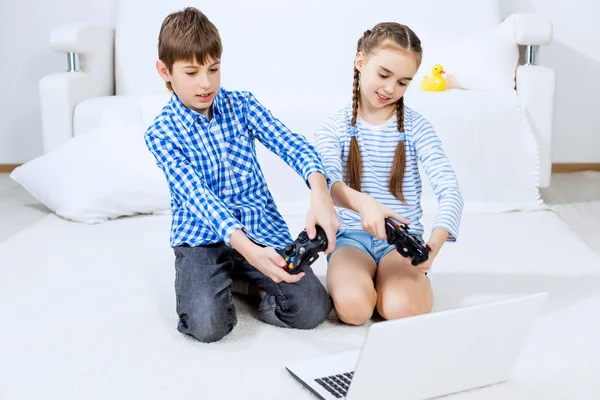 Kinder spielen Spielkonsole — Stockfoto