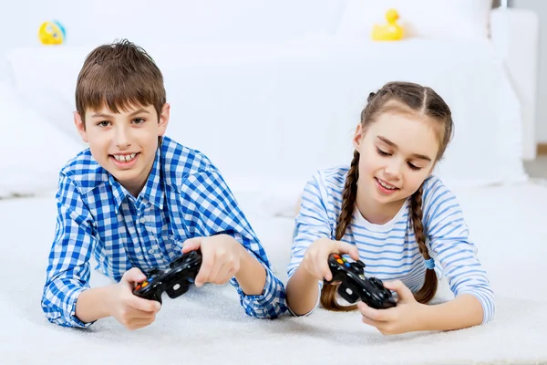 Kinder spielen Spielkonsole — Stockfoto