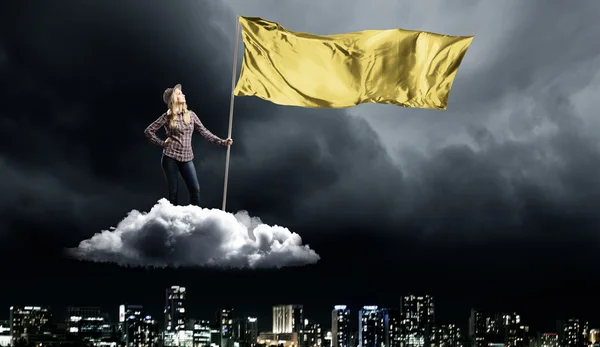 Γυναίκα με κίτρινο κυματίζει σημαία — Φωτογραφία Αρχείου