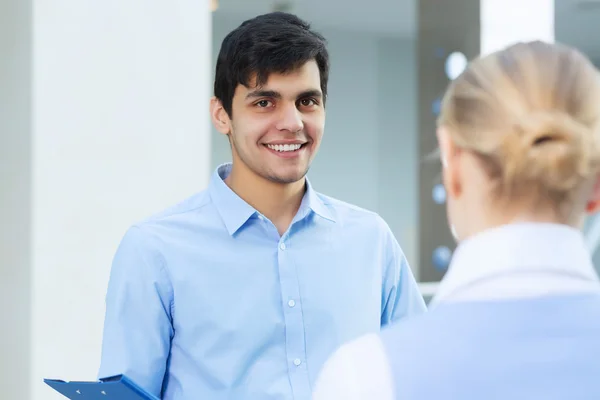 Mensen die binnenshuis praten — Stockfoto