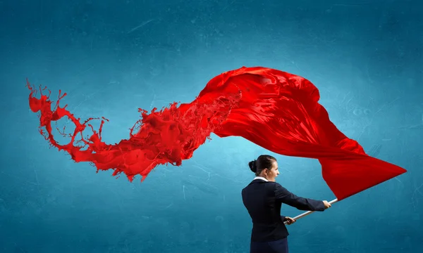 Kobieta macha czerwona flaga — Zdjęcie stockowe
