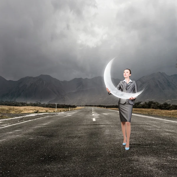 Primo piano della donna d'affari che tiene in mano la luna piena — Foto Stock