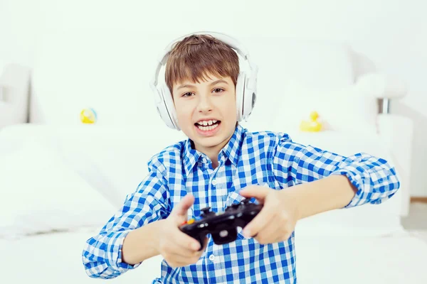 Junge spielt Spielkonsole — Stockfoto