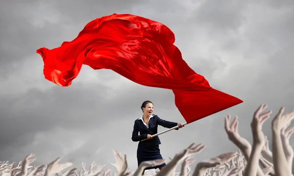 Femme agitant le drapeau rouge — Photo