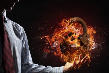 Yangında yanan kilit