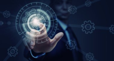 Modern teknolojileri kullanan insanlar.