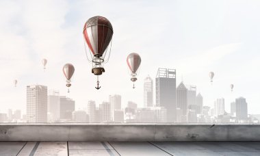 Hava balonu yaz gökyüzünde