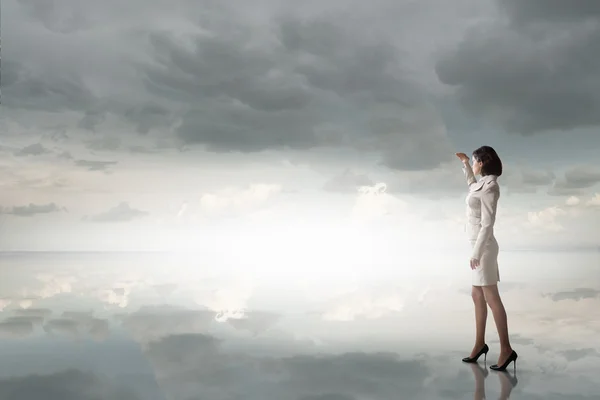 Jungunternehmerin freut sich auf Sonnenaufgang bei Horison — Stockbild Warten auf neuen Tag — Stockfoto