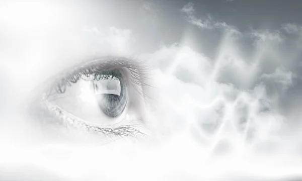 Ochi de femeie pe cer — Fotografie, imagine de stoc