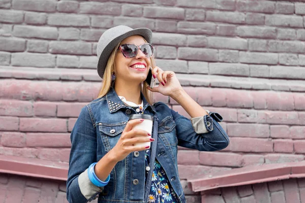 Mujer joven caminando por la calle — Foto de Stock