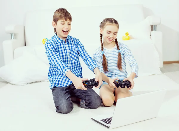 Kids playing game console — Stock Photo, Image