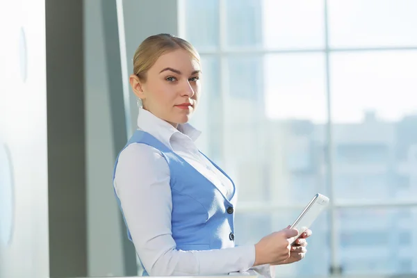 Attractive woman in office building — Stock Photo, Image