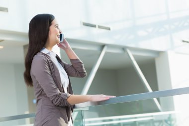 Çekici kadın ofis binası