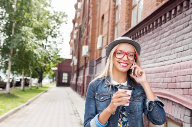 Sokakta yürüyen genç bir kadın