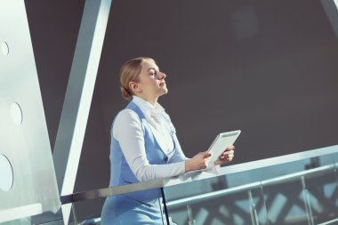 Çekici kadın ofis binası
