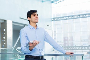 Balkon korkuluk eğilerek işadamı