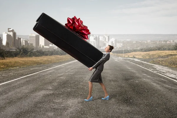 Zakenvrouw ontvangen of de presentatie van cadeau — Stockfoto