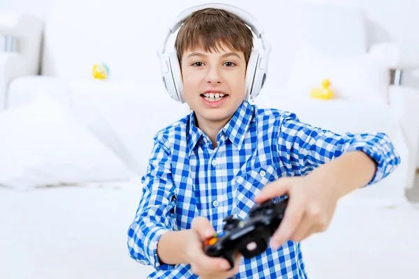 Junge spielt Spielkonsole — Stockfoto