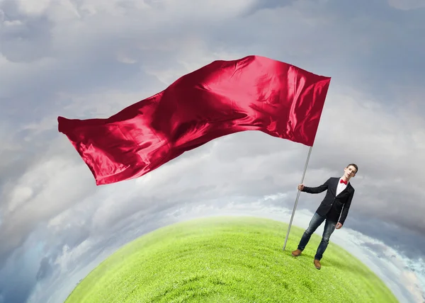 Homem com bandeira acenando vermelho — Fotografia de Stock