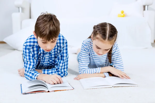 Lindos niños leyendo libros —  Fotos de Stock