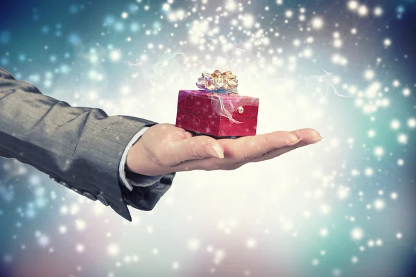 Hombre presentando su regalo — Foto de Stock