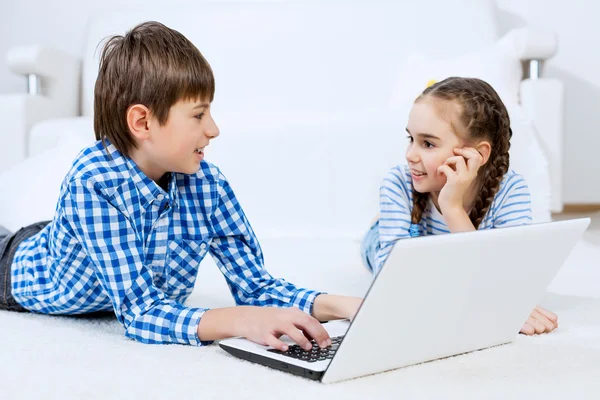 Schattige kinderen met behulp van apparaten — Stockfoto