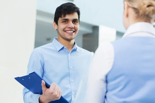 Mensen die binnenshuis praten — Stockfoto