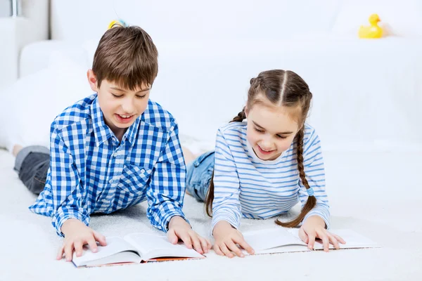 Cute kids reading books — Stock Photo, Image