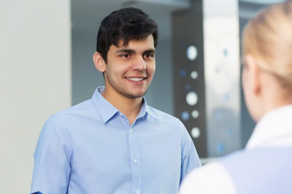 Menschen im Haus unterhalten sich — Stockfoto