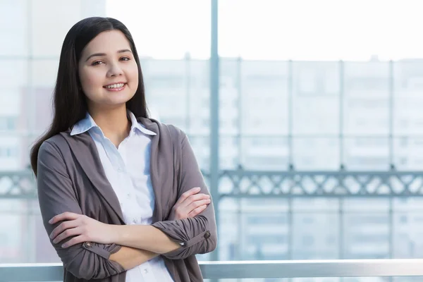 Attraktive Frau im Bürogebäude — Stockfoto