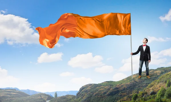 Man met zwaaien vlag — Stockfoto