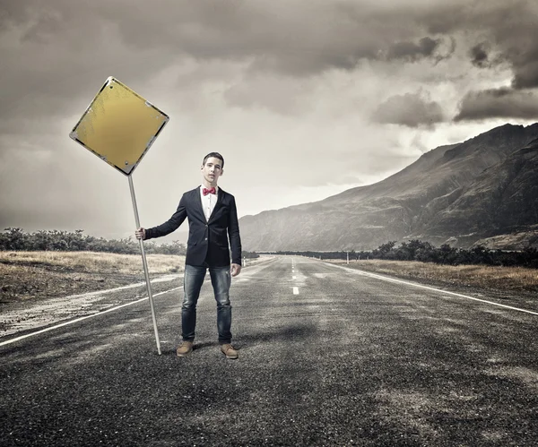 Ragazzo che mostra roadsign — Foto Stock