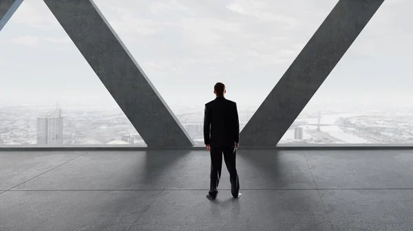 Homme d'affaires à l'intérieur moderne — Photo