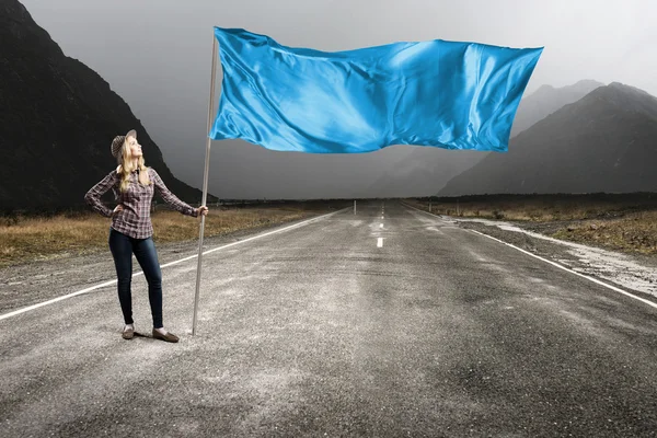 Kobieta z niebieskim macha flagą — Zdjęcie stockowe