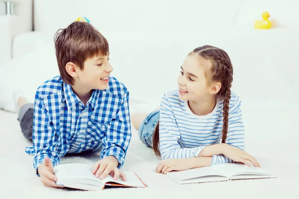 Χαριτωμένα παιδιά ανάγνωση βιβλίων — Φωτογραφία Αρχείου