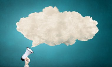 Kişi elinde megafon