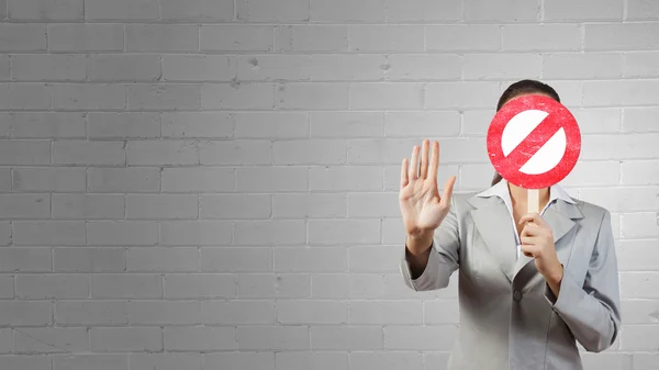 Businesswoman showing stop card — Stock Photo, Image