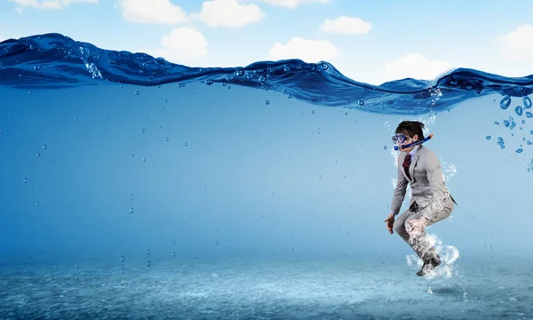 Plongée dans l'eau homme d'affaires — Photo