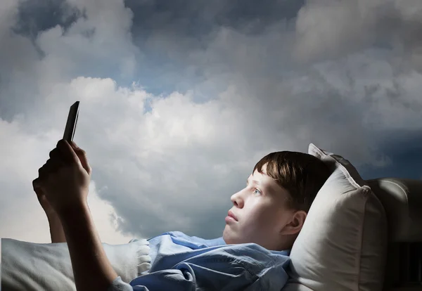 Surfing the Internet before sleep — Stock Photo, Image