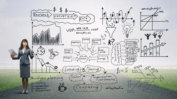 그녀의 아이디어를 스케치 하는 사업가 — 스톡 사진