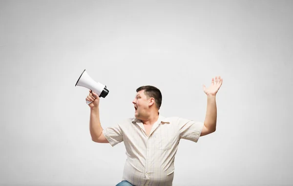 Homem fazendo anúncio — Fotografia de Stock