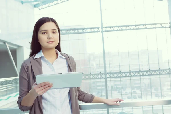 Attrayant femme dans l'immeuble de bureaux — Photo