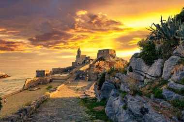 gün batımında İtalyan şehir porto venere eski ortaçağ kalesinde