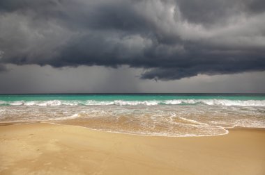 Karon Beach Phuket üzerinde fırtına.