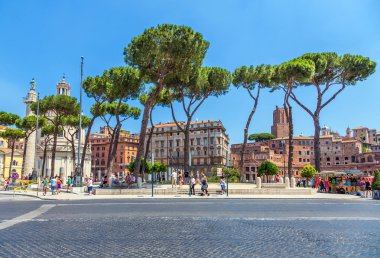 Trajan cazibe Roman Forum gelen turist.