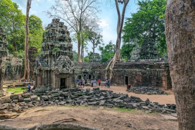 Ta Prohm antik Khmer tapınağı ziyaret turistler.